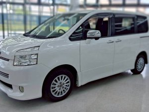 57.  VOXY ヴォクシー　白